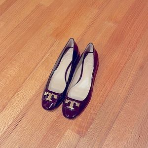 Gigi Pump in patent leather. Color - Port. New.